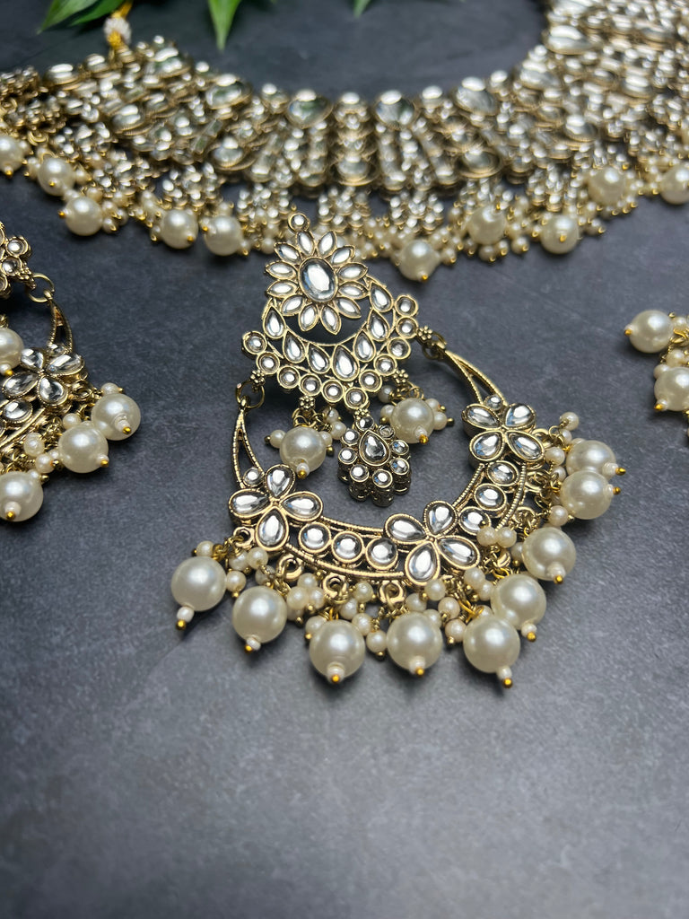 Kundan Choker Set With Passa