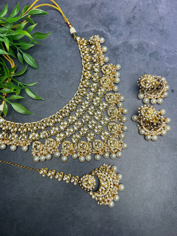 Image of V Shaped Kundan Necklace Set