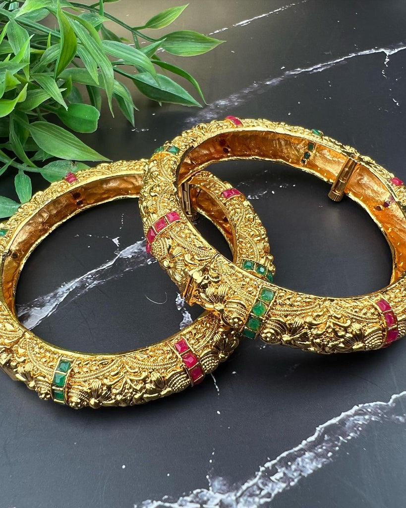 Gold-toned Bangle/Kadhe